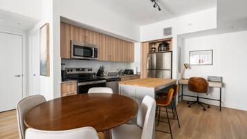 Apartment, 2 Bedrooms, Non Smoking, Kitchen | Private kitchen | Full-size fridge, microwave, oven, stovetop