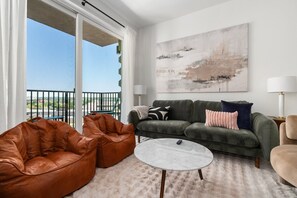 Apartment, 3 Bedrooms, Non Smoking, Kitchen | Living area