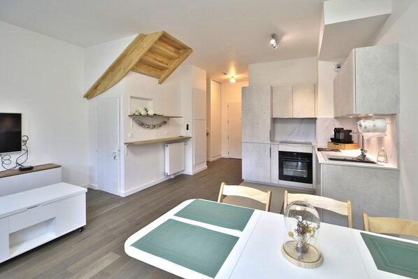 Fridge, microwave, oven, dishwasher