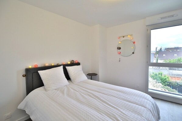 4 bedrooms, iron/ironing board, free WiFi, bed sheets