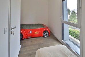 4 bedrooms, iron/ironing board, free WiFi, bed sheets