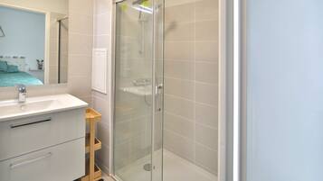 SĂšche-cheveux, serviettes fournies