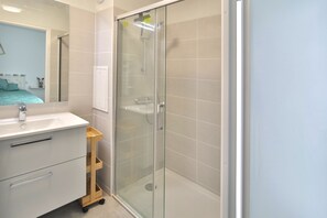 Een haardroger, handdoeken