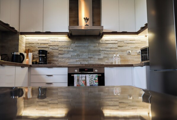 Mikrowelle, Ofen, Herdplatte, Geschirrspüler