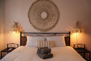 2 عدّة غرف نوم ومكواة/لوح كي وواي فاي وملاءات أسرّة