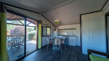 Een koelkast, een magnetron, een vaatwasser