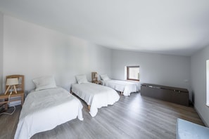 4 bedrooms, iron/ironing board