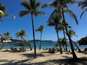 Plage à proximité, chaises longues, serviettes de plage