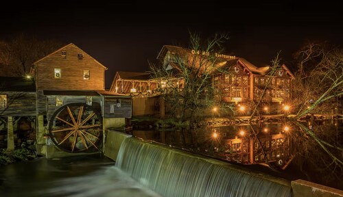 5bd Cabin:Pools-Hot Tub-Theater-Views-Location!