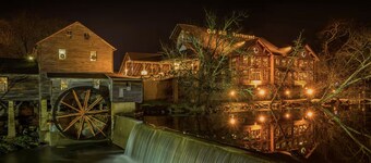 5bd Cabin:Pools-Hot Tub-Theater-Views-Location!