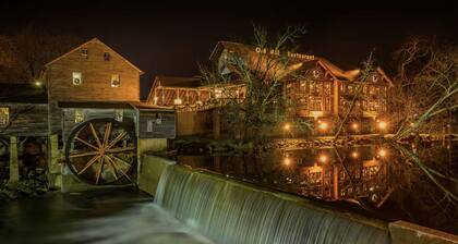 5bd Cabin:Pools-Hot Tub-Theater-Views-Location!