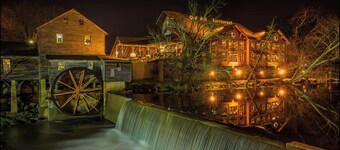 5bd Cabin:Pools-Hot Tub-Theater-Views-Location!