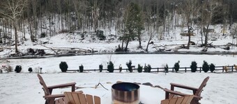 Elk Falls Riverhouse - Charming 2-bedroom on the Elk River. WiFi, AC