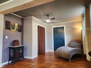 Interior - Elk Falls Riverhouse - Mountain Retreat (Elk Park)