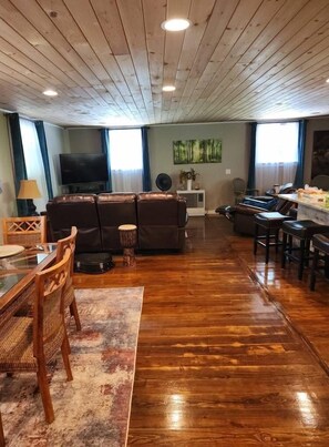 Interior - Elk Falls Riverhouse - Mountain Retreat (Elk Park)