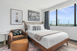 Economy studio, 1 queensize bed, kitchenette, uitzicht op stad | Een bureau, een laptopwerkplek, verduisterende gordijnen