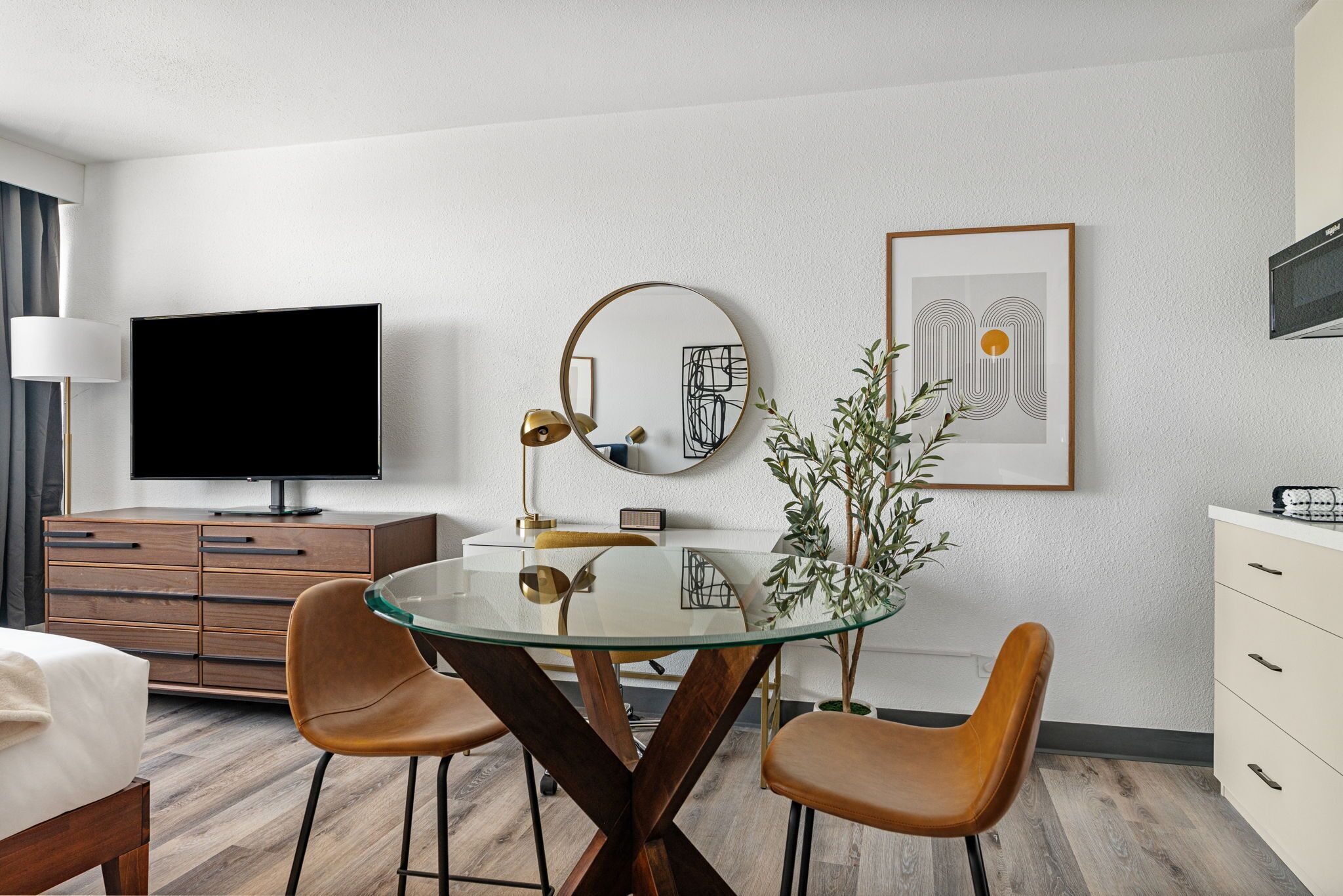 Executive Studio Suite, 1 Queen Bed, Kitchenette | Dining room