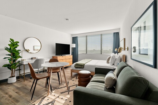 Signature Studio Suite, 1 Queen Bed, Kitchenette | Living area