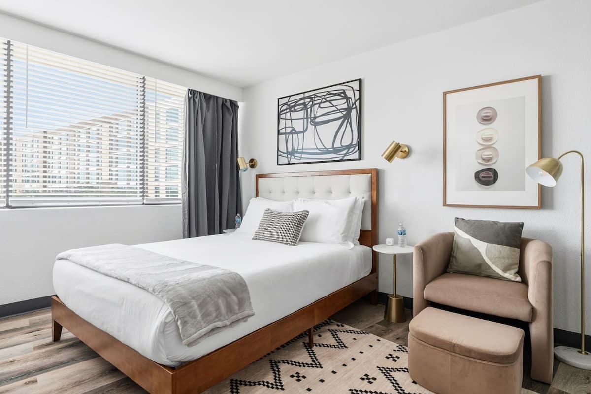 Comfort Studio, 1 Queen Bed, Kitchenette | Desk, laptop workspace, blackout drapes, iron/ironing board