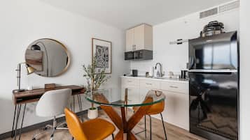 Premium Studio Suite, 1 Queen Bed, Kitchenette | Dining room