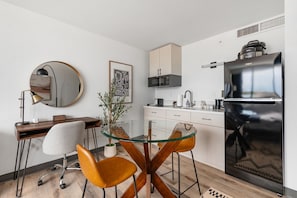 Suite studio Prestige, 1 grand lit, cuisinette | Salle Ă manger