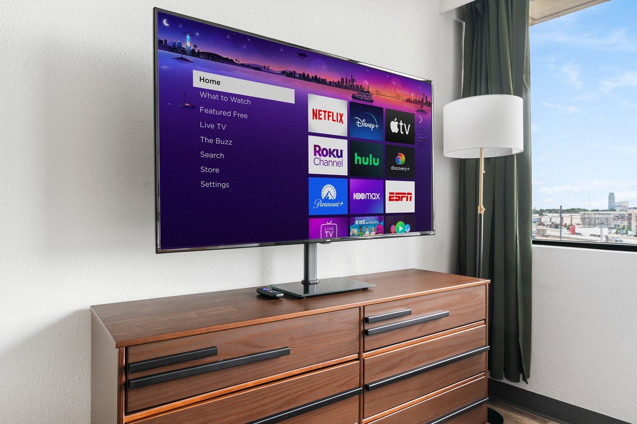 Un téléviseur à écran plat fixé au mur affiche l’interface d’un service de diffusion en continu, avec différentes options disponibles.
