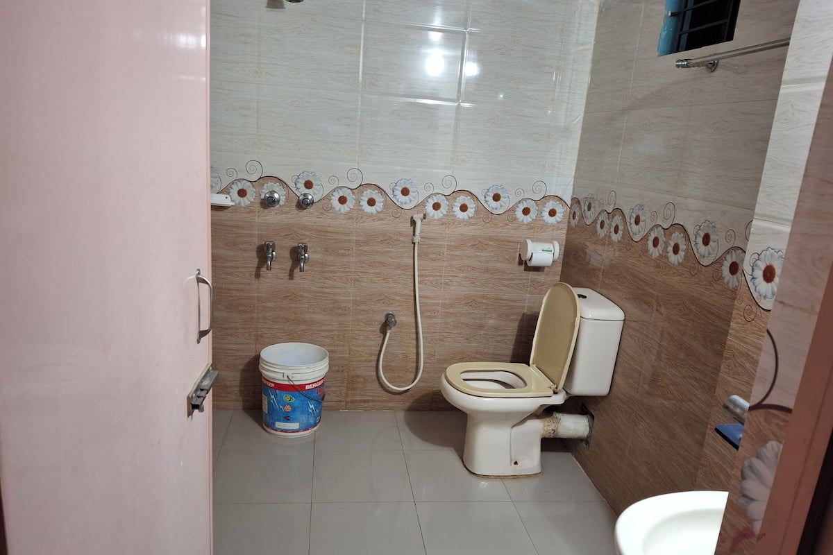 Ein Badezimmer mit Toilette, Dusche und Waschbecken.