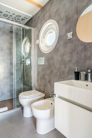 Doccia, bidet, asciugamani