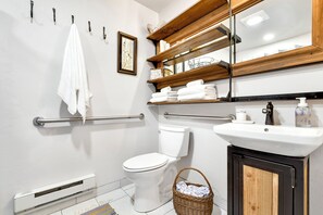 Dusche, Handtücher, Seife, Toilettenpapier