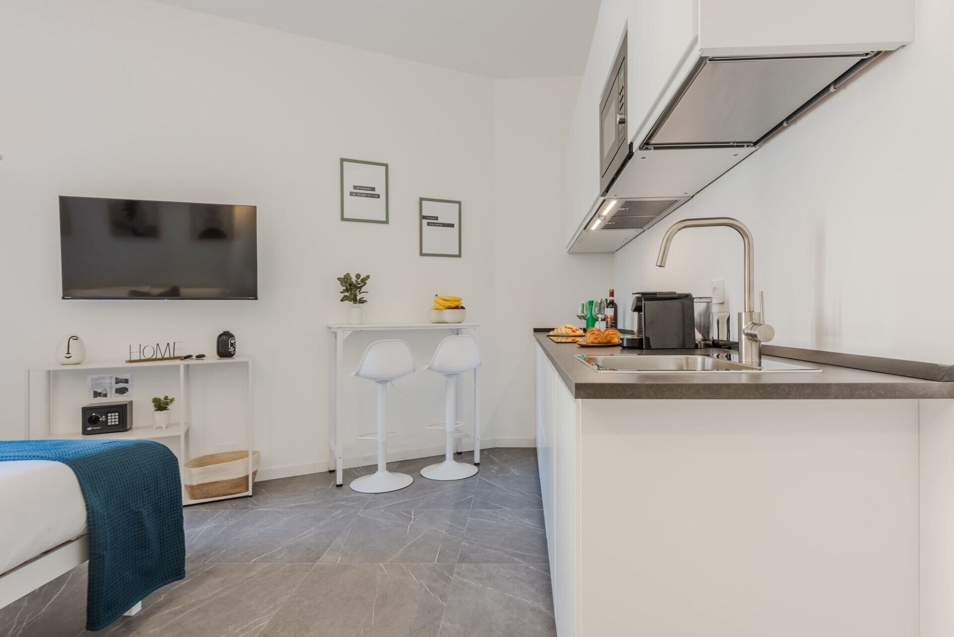 Frigorifero, microonde, piano cottura, lavastoviglie