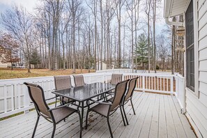 Outdoor dining - Quiet Escape with Easy DC Access-5BRMs Free Parking (Bowie)