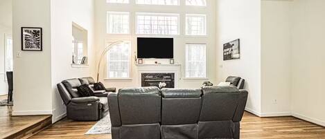 Una televisión, una chimenea