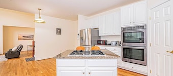 Quiet Escape with Easy DC Access-5BRMs Free Parking