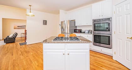 Quiet Escape with Easy DC Access-5BRMs Free Parking