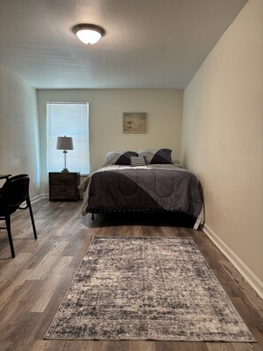 5 bedrooms, iron/ironing board, WiFi, bed sheets