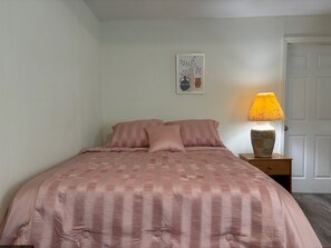 5 habitaciones, escritorio y tabla de planchar con plancha 