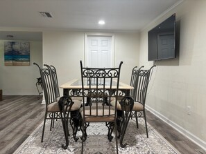 Dining - Spacious 5-bedroom house with WiFi, AC in enjoyable Tampa (Tampa)