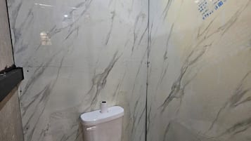 Studio, teras, pemandangan kota | Kamar mandi