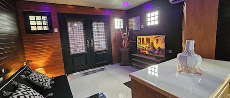 Studio, flere soverom, terrasse, byutsikt | Oppholdsområde