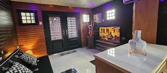 The Studio of Praise - by Zenbreak