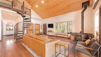 TV connectée, cheminée, jeux vidéo, baby-foot