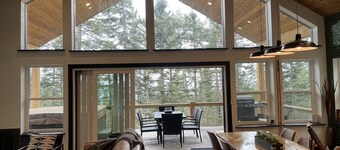 Shotski's Lodge - Secluded Ski-In/Out with Hot Tub, Wildlife and Views