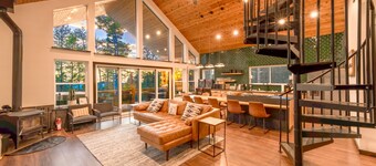 Shotski's Lodge - Secluded Ski-In/Out with Hot Tub, Wildlife and Views
