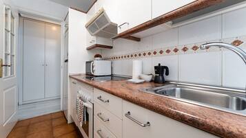 Fridge, microwave, oven, coffee/tea maker