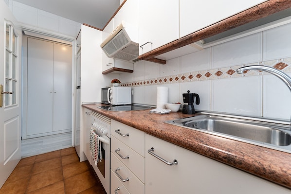 Fridge, microwave, oven, coffee/tea maker