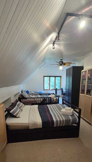 4 bedrooms, iron/ironing board, free WiFi, bed sheets