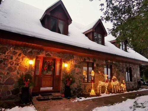 Perfect 10 acres private quiet property for small events & family gatherings