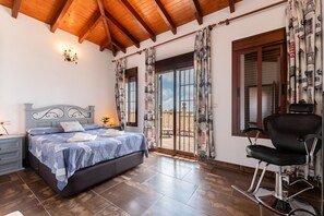 4 bedrooms, iron/ironing board, bed sheets