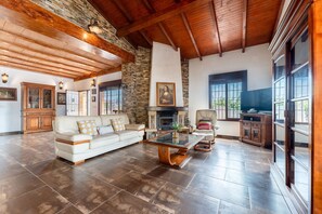 TV, fireplace