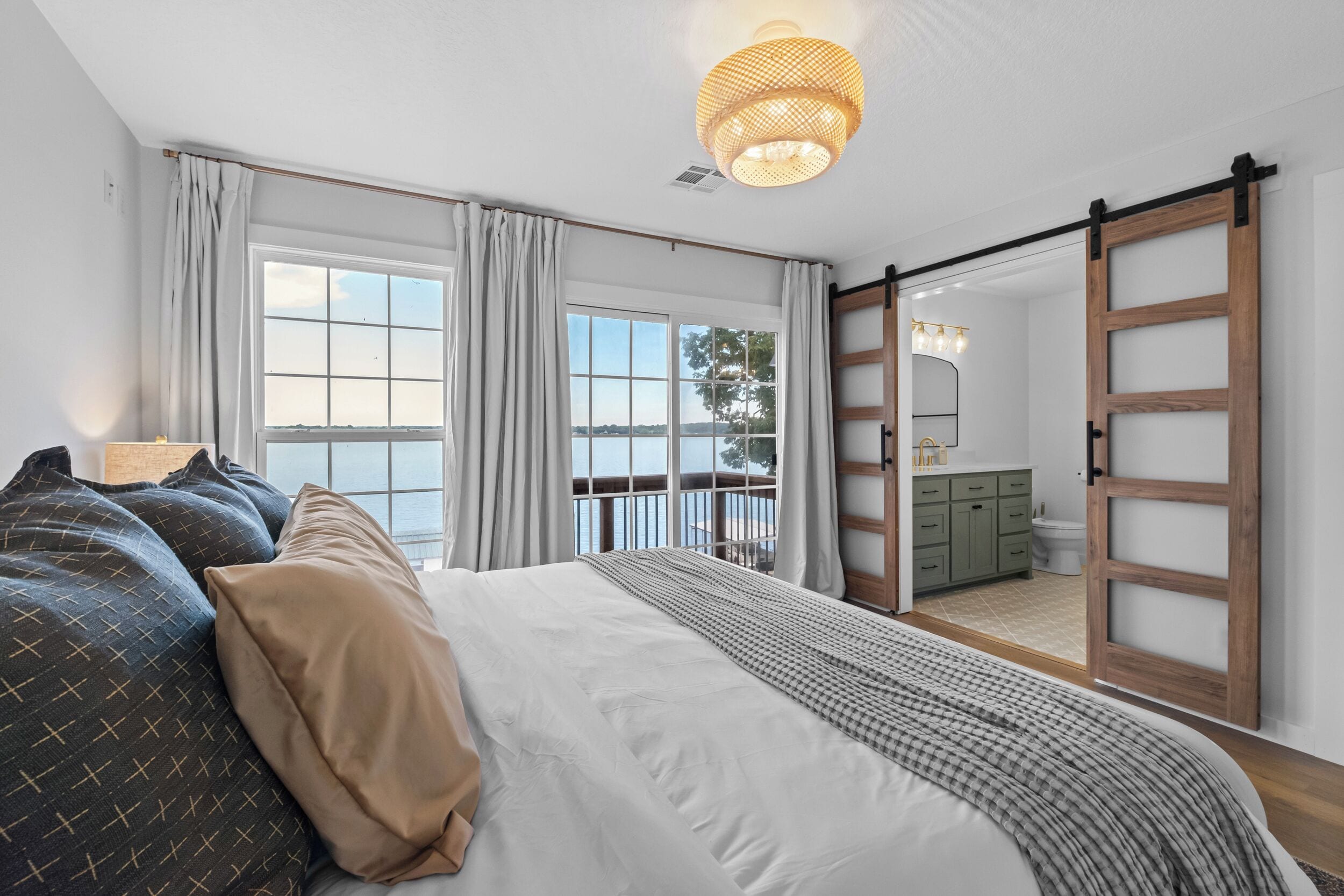 4 bedrooms, desk, iron/ironing board, travel cot